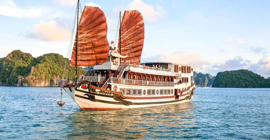 2-Day Royal Palace Ha Long Bay & Ti Top Island Cruise - Why an overnight cruise works better than a quick bay visit
