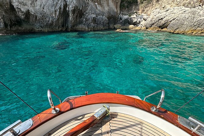 3 hour private boat tour on the island of Capri - White Grotta and the Natural Arch