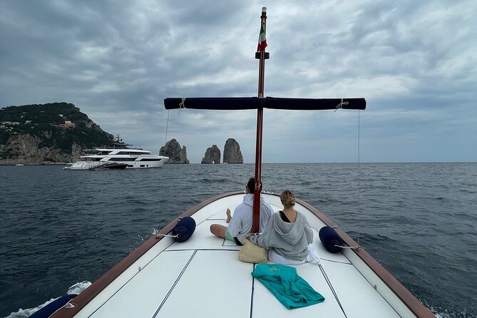 3 hour private boat tour on the island of Capri - Passing through the Faraglioni arch