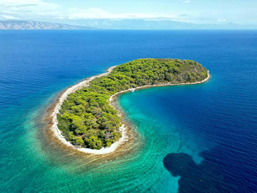 3 Islands Speedboat Tour: Golden Horn, Blue Lagoon & Jelsa - Leaving Makarska by speedboat
