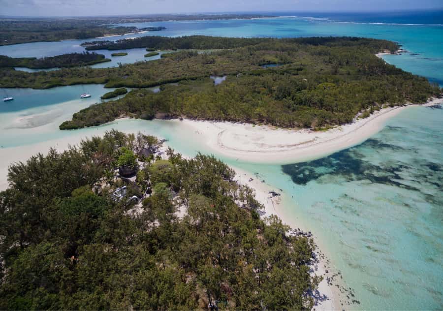 5 Islands Boat Trip, Snorkeling and Lunch on Ile aux Cerfs - Lunch, rum, and the social side of the boat