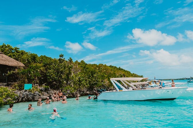 5 Islands Speedboat Cruise incl. Snorkeling in Blue Bay + Lunch at Ile aux Cerfs - Ile aux Fouquets and the story behind the lighthouse