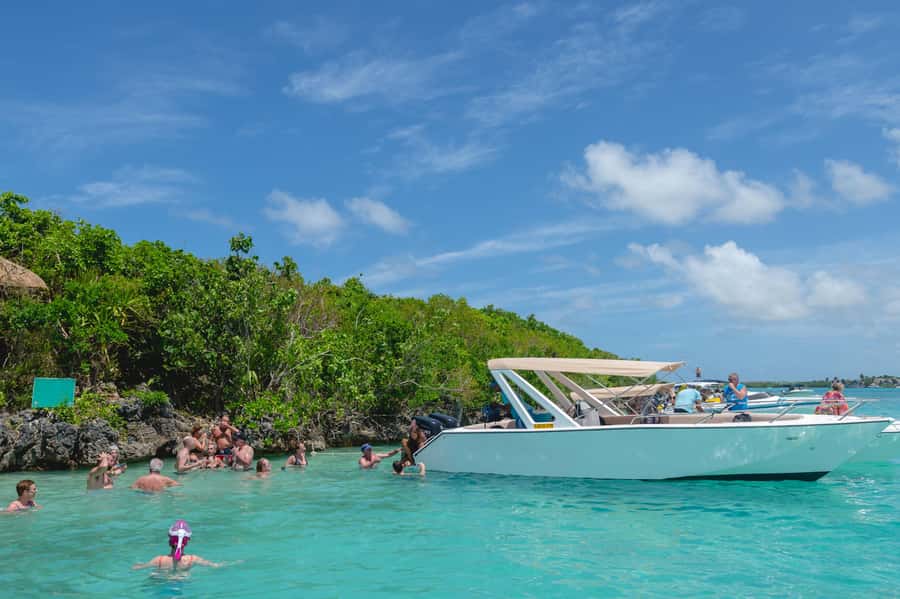 5 Islands Speedboat Cruise, Snorkeling + Lunch & Open Bar - Ile aux Fouqets Lighthouse and the history angle