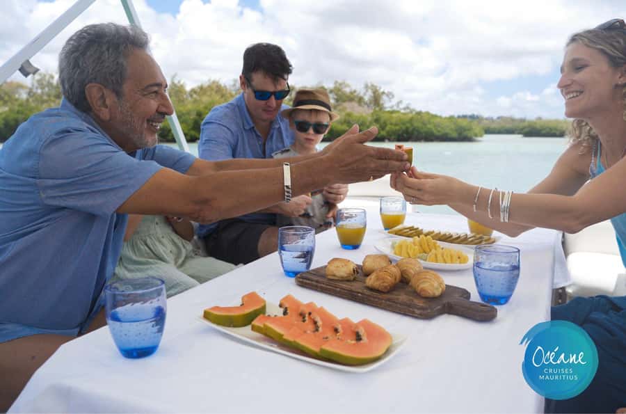 5 Islands Tour: New OCÉANE Private Pontoon Boat cruise - The lighthouse at Ile aux Fouquets