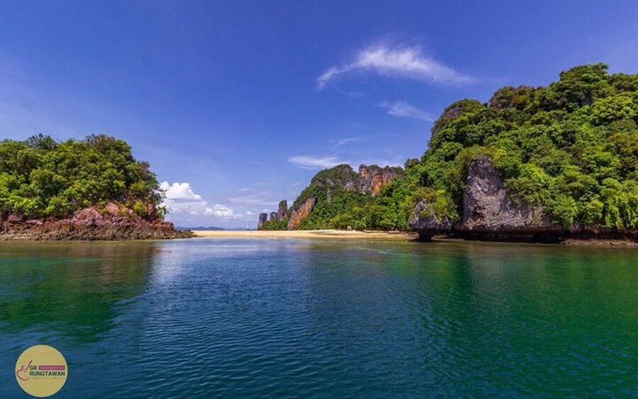Ao Nang: Hong Islands Tour by Speedboat or Longtail Boat - Choosing between a speedboat and a longtail boat
