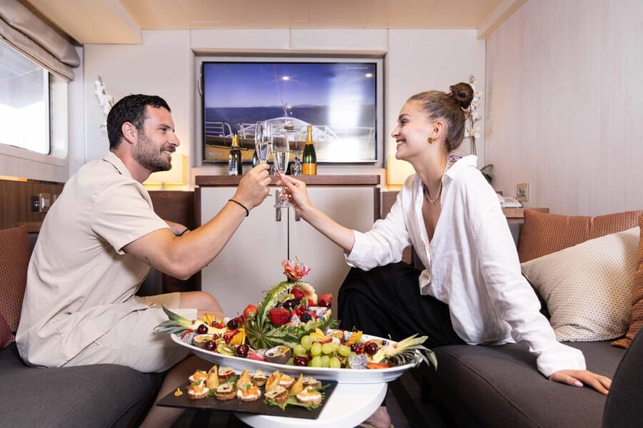 Athens: Saronic Islands Cruise with VIP Area Seating & Lunch - Hydra: the best stop for atmosphere