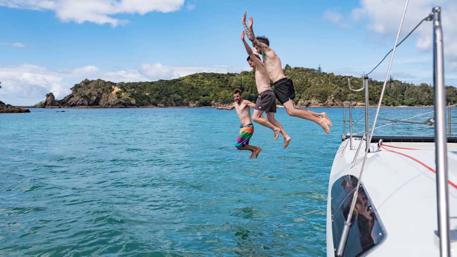 Bay of Islands 2-Hour Sundowner Evening Sailing Cruise - The first 15 minutes: getting under sail