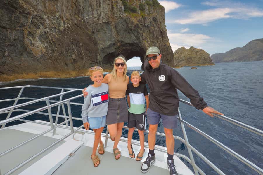 Bay of Islands: Discover the Bay Cruise with Island Lunch - Wildlife watching with no fixed script
