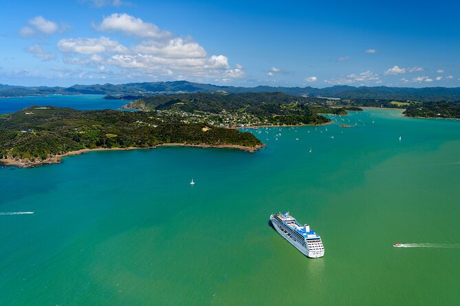 Bay of Islands Discovery Experience from Auckland incl. Hole In The Rock Cruise - Otehei Bay and the 1.5-hour island stop