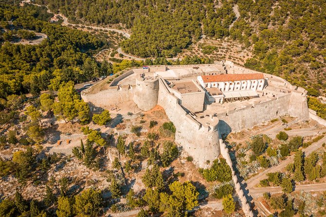 Blue Cave and Hvar Tour - 5 Islands Tour from Split and Trogir - Stiniva Cove, a short stop with big scenery