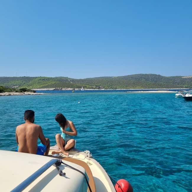 Blue Cave & Island Treasures: Komiža & 5 Gems Boat Tour - A final pause at Carpe Diem Beach Bar