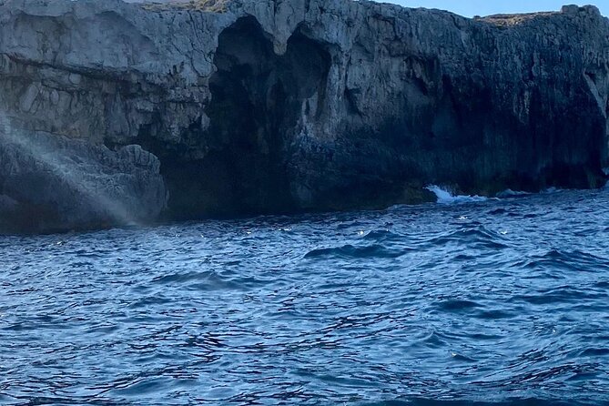 Boat tour of Ortigia Island and sea caves - The guides and the English commentary