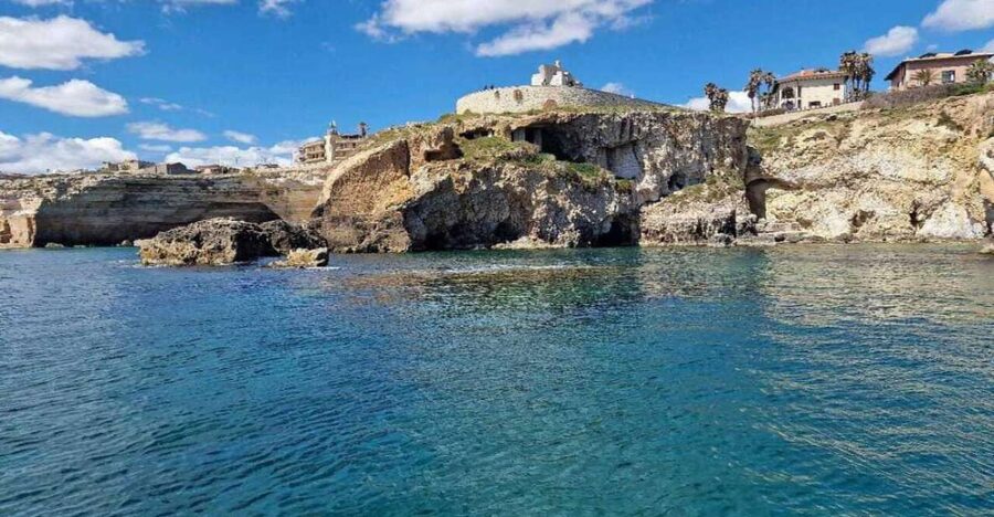 Boat tour of the island of Ortigia and the sea caves - The western waterfront and swimming stops