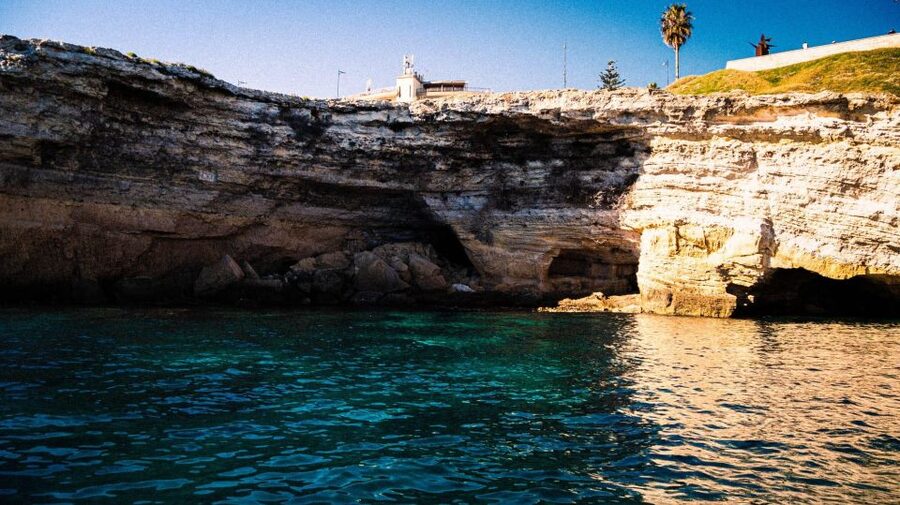Boat tour of the island of Ortigia and the sea caves - Grotta del Corallo and the sea-cave section