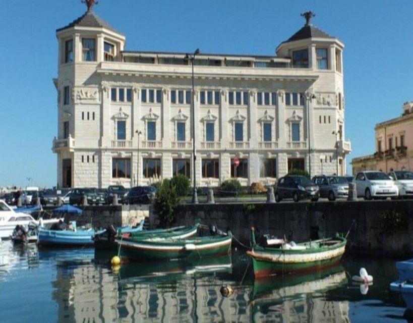 Boat tour of the island of Ortigia and the sea caves - Starting at the Umbertino Bridge