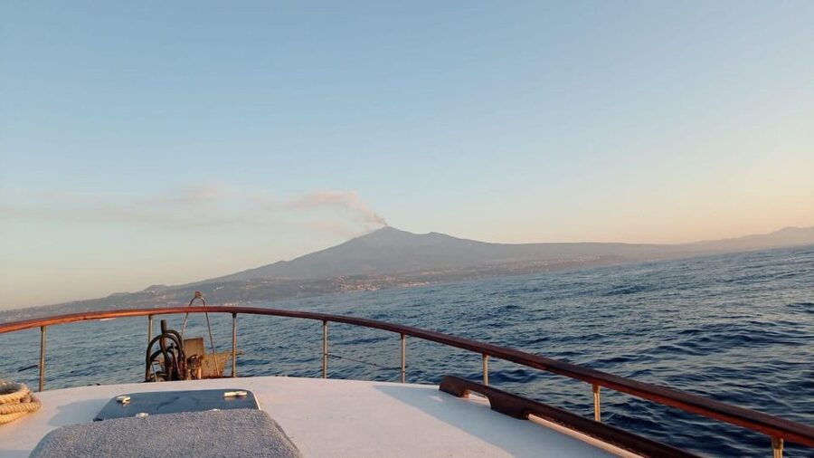 BOAT TOUR WITH APERITIF ON BOARD IN THE CYCLOPS ISLANDS - Setting off from Aci Trezza at 6:30pm