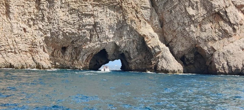 Boat trip to the Medes Islands, caves and stop for swimming - What you can actually see through the windows