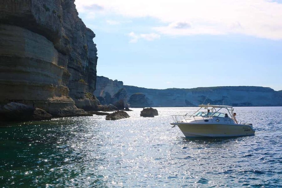 Bonifacio: Lavezzi Islands Full day Trip by Boat - Corsican lunch on a small boat