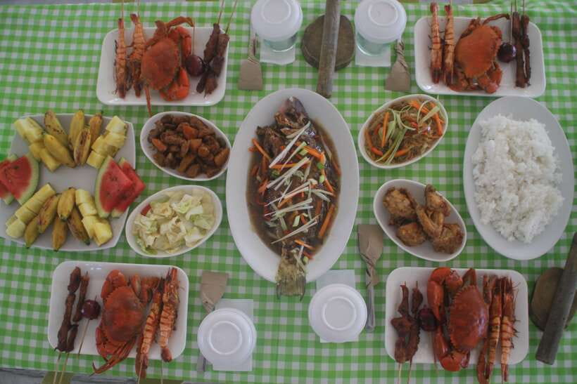 Boracay: Island and Beach-Hopping Boat Tour with Snorkeling - The local buffet lunch