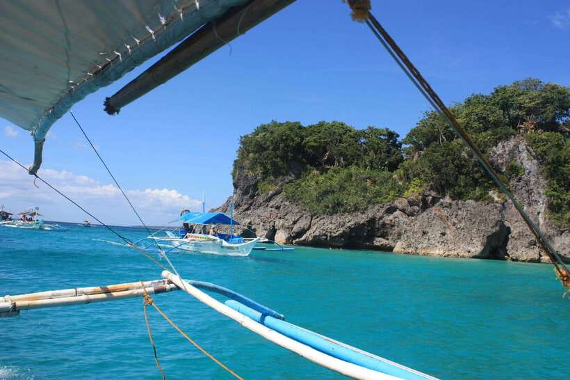 Boracay: Island Hopping Tour with Boodle Fight Lunch - Three islands, several possible routes