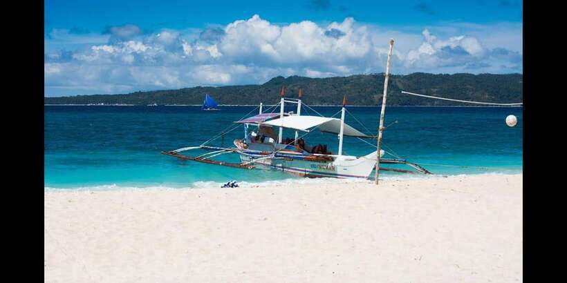 Boracay: Island Hopping Tour with Boodle Fight Lunch - Timing, meeting point, and small practical issues