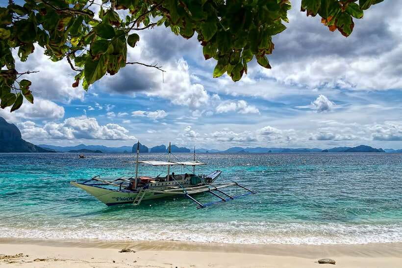 Boracay: Private Island Hopping & Snorkeling Tour - Puka Beach for an easy first stop