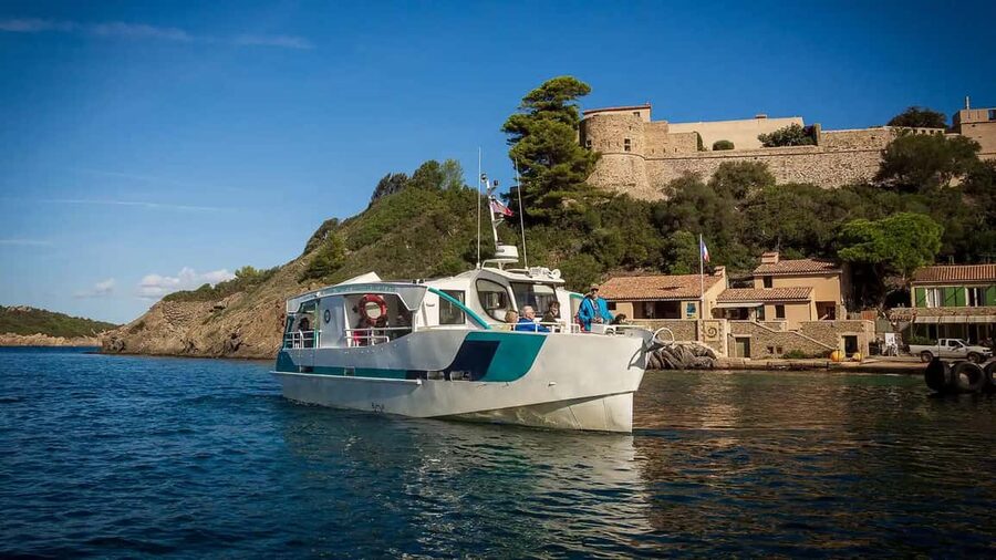 Bormes-les-Mimosas: Hybrid boat trip to the island of Port-Cros - A 45-Minute Cruise Along the Coast