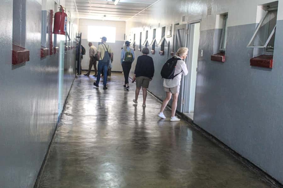 Cape Town: Robben Island ferry ticket plus Guided Tour - Nelson Mandela’s cell and the weight of the visit