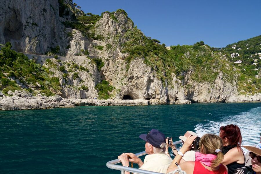 Capri: Guided Island Boat Tour With a Stop at the Caves - The Scugnizzo statue and Tiberius’ Leap