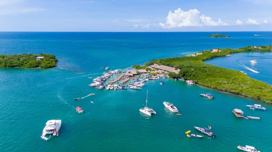 CARTAGENA: 4 islands by sport boat +oceanarium tickets - Bocha Chica and Tierra Bomba: a quick history stop