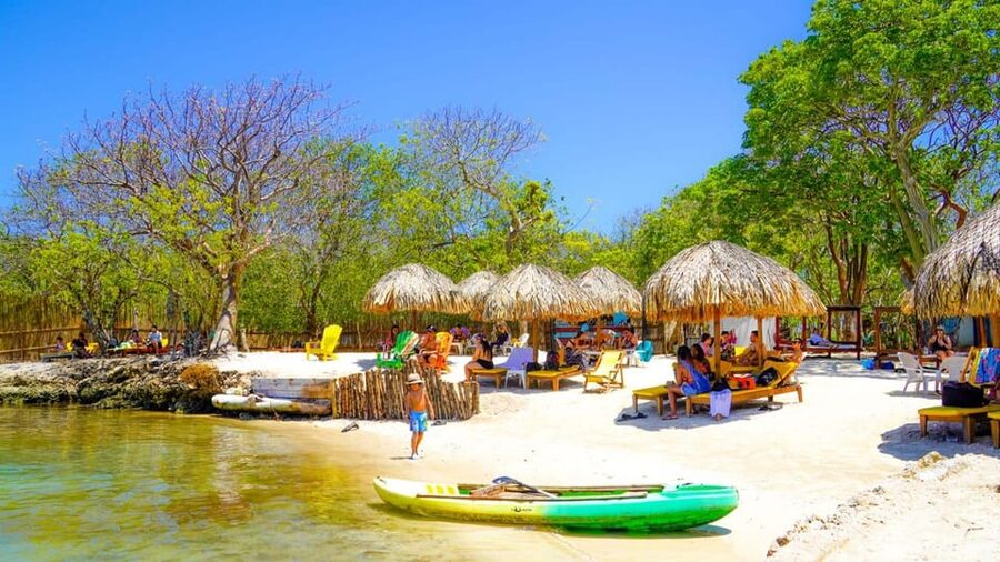 CARTAGENA: 4 islands by sport boat +oceanarium tickets - The submerged airplane and the Rosario Islands
