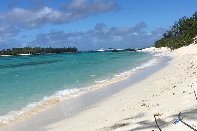 Catamaran Full-Day 3 island Northern Isles Cruise in Grand Baie - Barbecue lunch with drinks on the catamaran