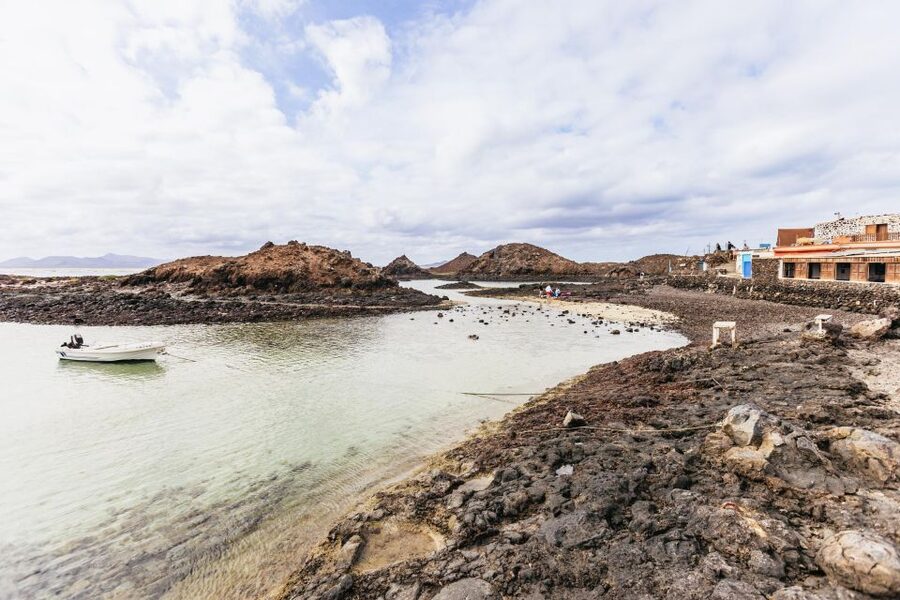 Corralejo: Lobos Island Catamaran Tour with Drinks & Snorkel - What four hours really gives you