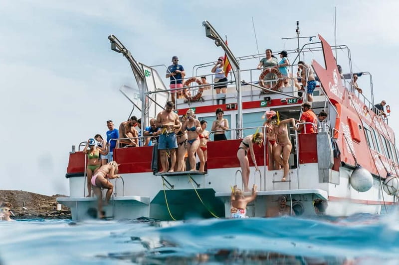 Desde Corralejo: Lobos Island Ferry with Optional Transfer - Walking to the lighthouse and lagoon