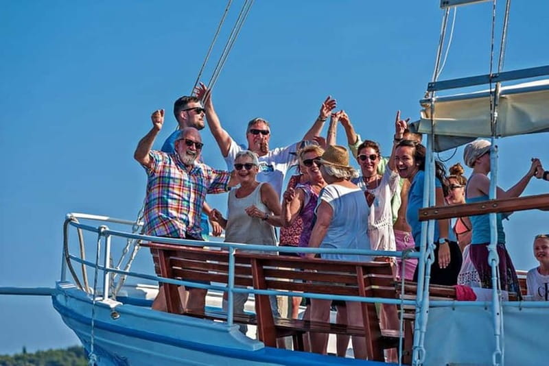 Dubrovnik: Elaphite Islands Cruise with Drinks/Lunch Options - Food, drinks, and the onboard routine