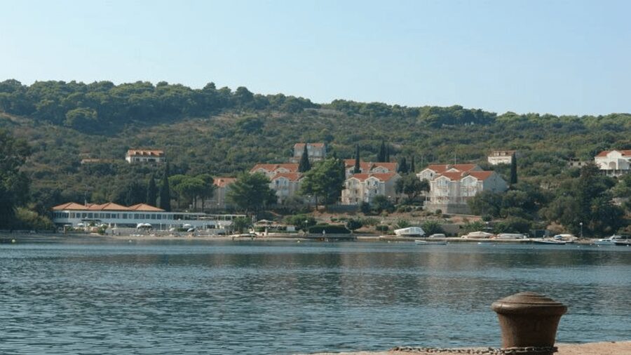 Dubrovnik: Elaphiti Islands Boat Cruise with Lunch & Drinks - What lunch and unlimited drinks really add
