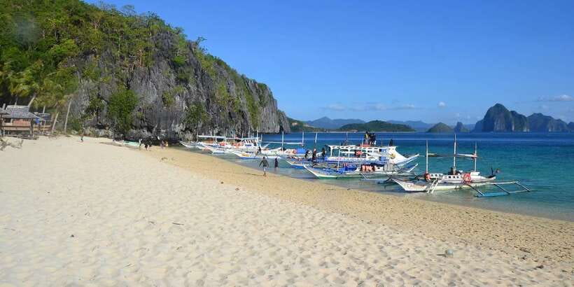 El Nido: Island Hopping Tour A Lagoons and Beaches - What the crew adds to the day