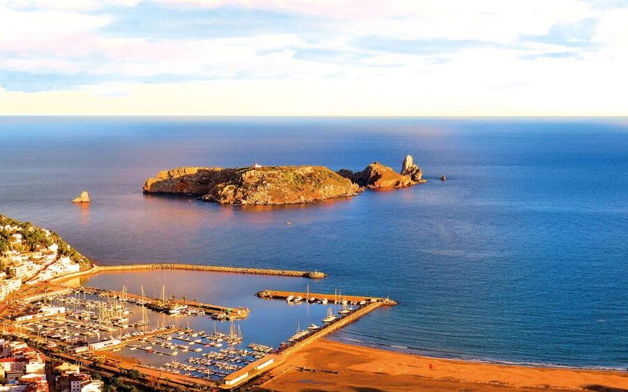 Explore the Medes Islands & Discover the Magic of Estartit! - Setting out across Roses Bay