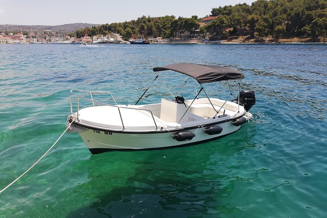 Explore the West coast of the island Brac by BETINA boat - Sutivan: add a village stop to the swim day