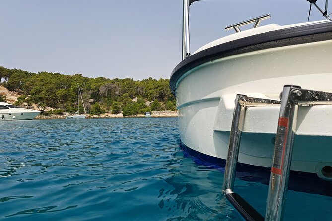 Explore the West coast of the island Brac by BETINA boat - Milna: the practical start and finish