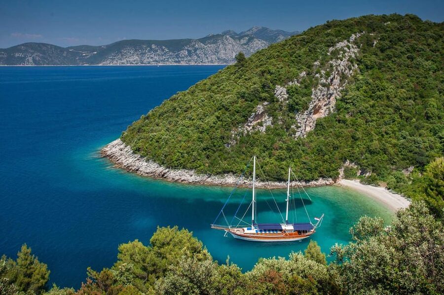 Fethiye: 12 Islands Boat Tour with Lunch and Hotel Pickup - Flat Island Is Worth the Short Climb