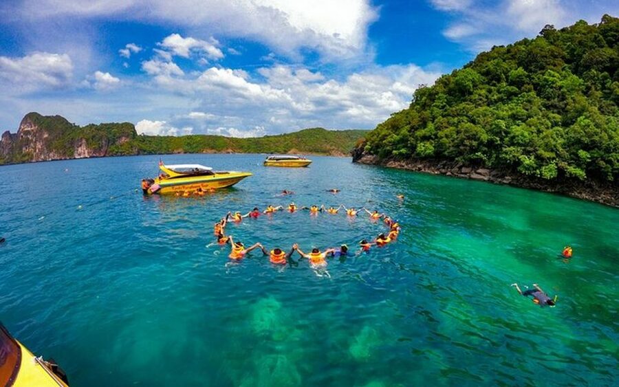 From Ao Nang: Phi Phi Islands Day Tour by Boat with Lunch - The guides make the schedule easier