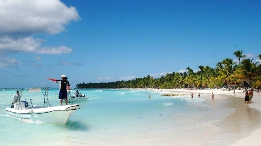 From Bayahíbe: Saona Island Catamaran Cruise with Buffet - Meeting in Bayahíbe and getting on board