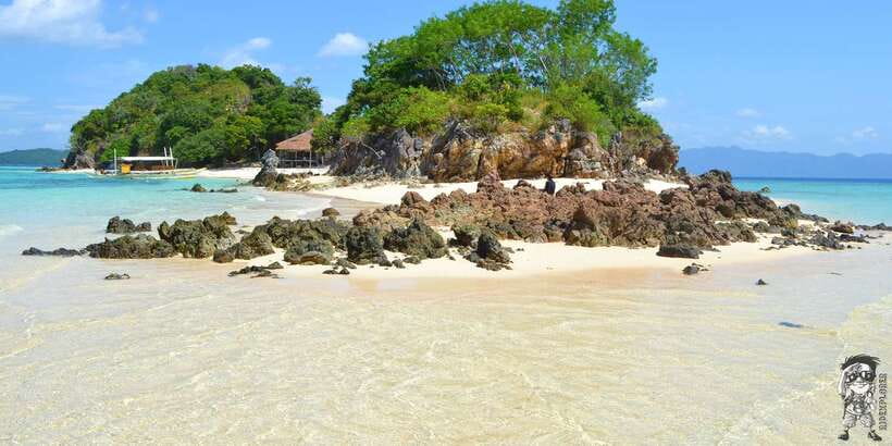 From Coron: Private Island-Hopping Cruise with Lunch - A picnic lunch with noodles and seasonal fruit
