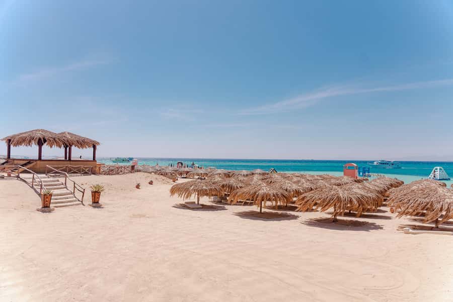 From Hurghada: Paradise Island Snorkeling Cruise with Lunch - Snorkeling with guides who stay close