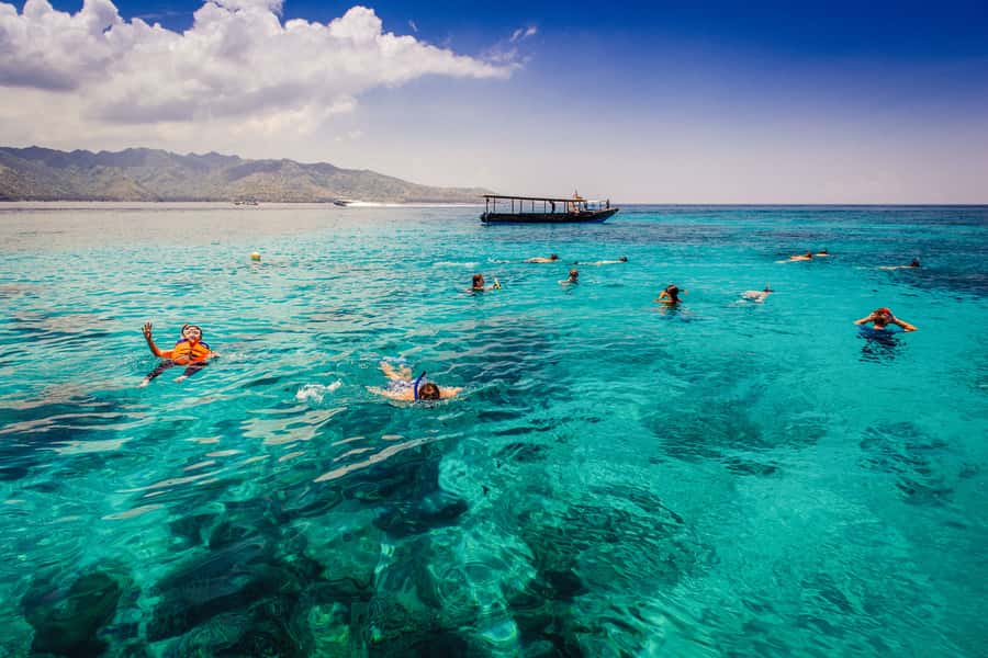 From Lombok: Private Gili Islands Trip w. Glass-Bottom Boat - Gili Trawangan: lunch and time to slow down