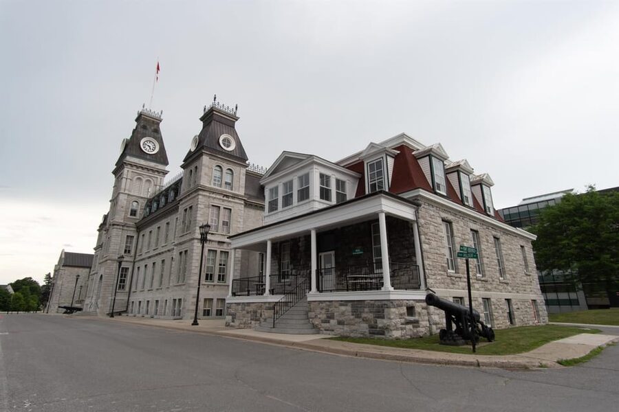 From Montreal: Kingston City Day Trip & 1000 Island Cruise - Guide service and the pace of the day