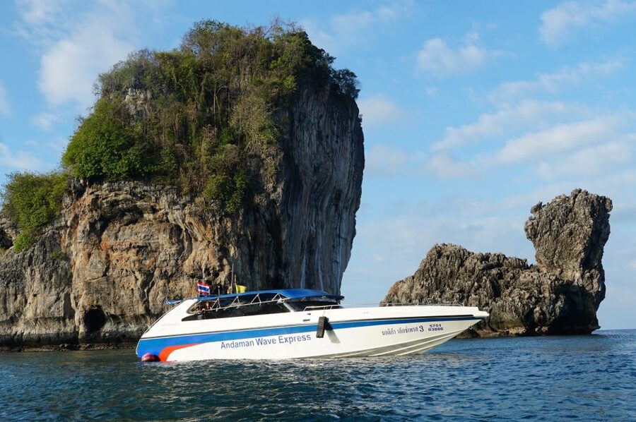 From Phuket: Phi Phi Islands Speedboat Trip & Lunch - Lunch and a final pause at Laemtong Beach