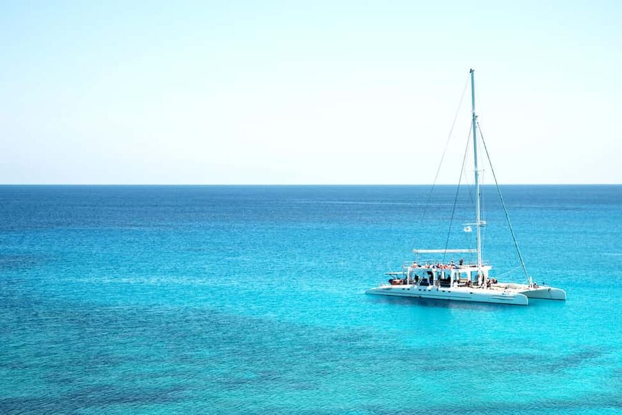 From Punta Cana: Catamaran Tour to Saona Island with Open Bar and Buffet - How lively is the boat atmosphere?