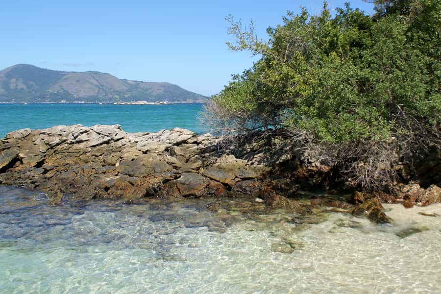 From Rio: Full-Day Angra dos Reis Cruise & Island Tour - Lunch on a long day at sea